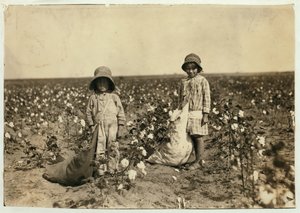 Jewel en Harold Walker, 6 en 5 jaar oud, plukken 20 tot 25 pond katoen per dag in Geronimo, Comanche County Oklahoma, 1916