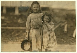 Maud en Grade Daly, 5 en 3 jaar oud, pellen elke dag een pot garnalen voor de Peerless Oyster Company, Bay St. Louis, Mississippi, 1911 door Lewis Wickes Hine