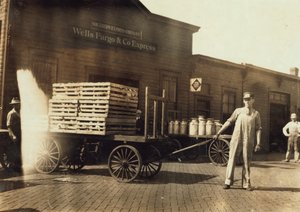 Mannen voor een Wells Fargo und Co Express depot met kratten en melkblikken, Springfield, Missouri, 1916 door Lewis Wickes Hine