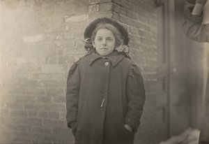 Mery Horn, een gebochelde toestand verergerd door de zware lading papieren die ze droeg..., maart 1909