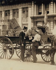 Boodschappenjongens in gesprek op Union Square, New York door Lewis Wickes Hine