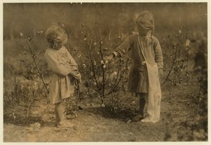 Millie, 4 jaar oud, plukt 8 pond katoen per dag en Nellie 5, plukt 30 op een boerderij nabij Houston, Texas, 1913