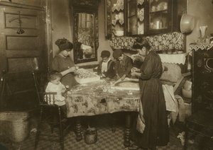 Mevrouw Mette en haar kinderen (Josephine 13, Nicholas 6 en Johnnie 8 verdienen samen slechts 40-50 cent per dag) maken bloemen in een vies New Yorks huurhuis, 1911 door Lewis Wickes Hine