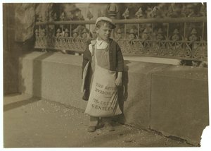 Krantverkoper Freddie Kafer, 5 of 6 jaar oud, verkoopt Saturday Evening Posts bij de ingang van het State Capitol, Sacramento, Californië, 1915