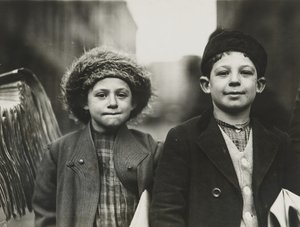Krantenjongens, Newark, New Jersey, december 1909 (gelatinezilverdruk) door Lewis Wickes Hine