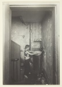 Een kraan aan een vloer. Oud huurhuis in New York door Lewis Wickes Hine