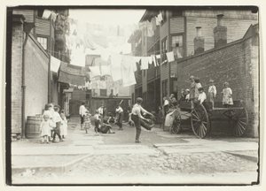 Speeltuin in een Molendorp (Speeltuin in een steegje met huurkazernes), Boston