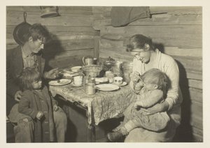 Arm gezin op het platteland woont in een rookhok, Oklahoma, onder toezicht van het Rode Kruis door Lewis Wickes Hine
