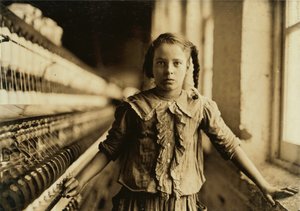 Portret van een jong meisje dat werkt als spinster in een katoenfabriek, ook al denkt ze dat ze niet oud genoeg is om te werken, Whitnel, North Carolina door Lewis Wickes Hine