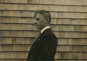 Kolonistenjongen, veger en schoonmaker in zijn zondagse kleren, Fall River, Massachusetts door Lewis Wickes Hine