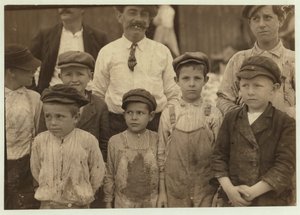 Garnaalplukkers zo jong als 5 en 8 bij de Dunbar, Lopez, Dukate Co, Biloxi, Mississippi, 1911