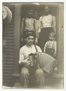 Slowaakse staalarbeider in de regio Pittsburgh ontspant na het avondeten door Lewis Wickes Hine