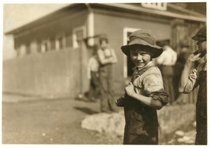 Tienjarige Charlie Foster, niet in staat om te lezen, met een vaste baan bij Merrimack Mills, Huntsville, Alabama, 1913 door Lewis Wickes Hine