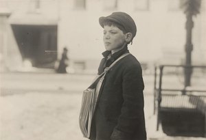 Tony Casale, Bologna, 11 jaar oud, verkoopt al 4 jaar kranten, Hartford..., maart 1909 door Lewis Wickes Hine