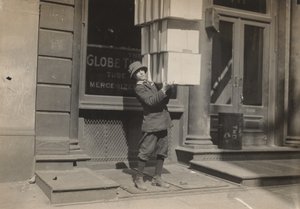 Wagenjongen of staartjongen helpt de wagen te laden