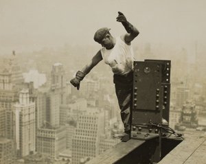 Werknemer geeft een hoog sein aan de bemanning van de boortoren door Lewis Wickes Hine
