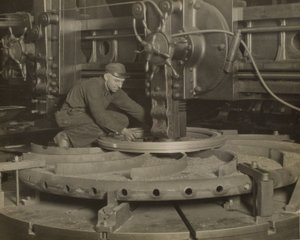Arbeider bij slijpmachine