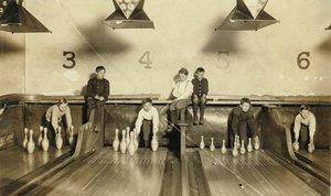 Jonge jongens die laat op de avond kegels opzetten in Arcade Bowling Alley, Trenton, New Jersey, VS door Lewis Wickes Hine