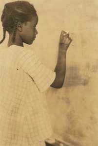 Jong meisje schrijft op schoolbord in klaslokaal, Pleasant Green School, Marlinton, Pocahontas County, West Virginia, VS ca. 1921 (sepia foto) door Lewis Wickes Hine