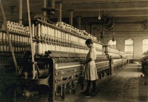Jonge tienermeisje werkt als spinner in katoenfabriek, West, Texas, VS, ca. 1913 door Lewis Wickes Hine