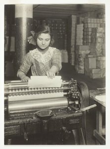 Jonge arbeider in papierfabriek door Lewis Wickes Hine