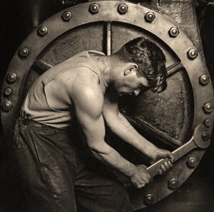 Close-up van een krachtcentrale monteur die aan een stoompomp werkt ca. 1920