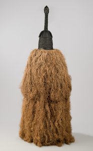 Helm Masker (Gbetu) met Raffia Kostuum, Gola, 20e eeuw door Liberian Liberian