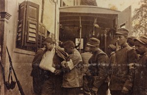 Ambulance en gewonde soldaten, Eerste Wereldoorlog (sepia print) door Unbekannt Unbekannt