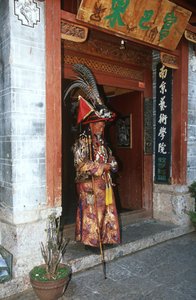 China, Yunnan, Lijiang, man in traditionele Naxi-kostuum door Unbekannt Unbekannt