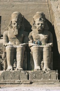 Kolossale zandstenen figuren van zittende Ramses II