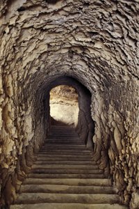 Catacomben van Kom-esh-Shuqafa, interieur van het hypogeum, Alexandrië, Egypte door Unbekannt Unbekannt
