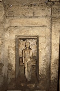 Catacomben van Kom-esh-Shuqafa, interieur van het hypogeum, nis met vrouwelijke standbeeld