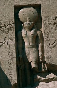 Egypte, Nubië, Abu Simbel, Grote Tempel van Ramses II, façade, nis met standbeeld van zonnegod Ra