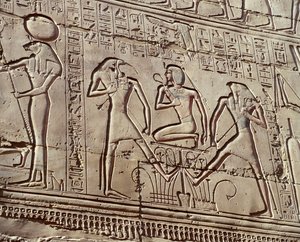 Interieur muurreliëfs die offers aan de goden uitbeelden, detail met jonge Ramses II met goden Thoth en Horus