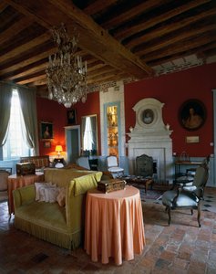 Woonkamer met balkenplafond en Louis XV- en Louis XVI-meubels, Kasteel van Reaux, Chouze-sur-Loire, Indre-et-Loire, Frankrijk (foto) door Unbekannt Unbekannt