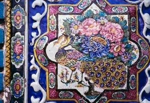 Pauw en bloemen, polychrome tegeldecoratie in Tekyeh Mo