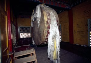 Gebedsmolen in het Ganden Sumtseling-klooster in Shangri-La, ook bekend als Zhongdian of Gyalthang, Yunnan, China door Unbekannt Unbekannt