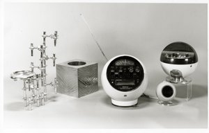 Retro tafel, prullenbak en muziekspelers (zwart-wit foto)