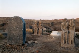 Beelden die twee godheden uitbeelden, archeologische opgravingen in Buto (Tell el-Farain), Egypte, Egyptische beschaving door Unbekannt Unbekannt