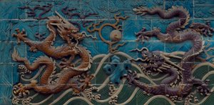 Twee van de draken die spelen met de vlammende parels, polychroom geglazuurde majolica, detail van de Negen-Drakenmuur, Beihai Park, Beijing, China. Chinese beschaving