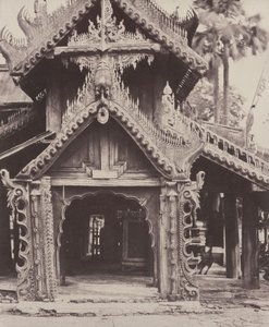 Pugahm Myo: Gesneden deuropening in de binnenplaats van de Shwe Zeegong pagode, 20-24 augustus of 23 oktober door Linnaeus Tripe