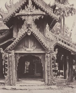 Pugahm Myo: Gesneden Deur in Binnenplaats van Shwe Zeegong Pagoda door Linnaeus Tripe
