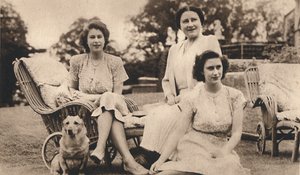 Hare Majesteit de Koningin met de Koninklijke Prinsessen, ca. 1950 door Lisa Sheridan