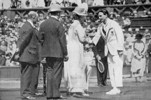 Jean Borotra ontvangt zijn medaille van Koningin Mary op het centercourt door London News Agency