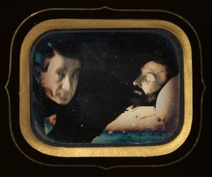 Portret van levende man naast dode man door Louis Dodero