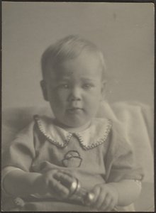 Baby met een zilveren rammelaar