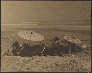 [Strandscène met papieren paraplu