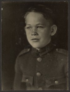 [Jongen gekleed in uniform] door Louis Fleckenstein