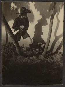[Jongen verkleed als piraat in bomen]