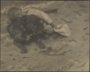 [Jongen rust op hond]